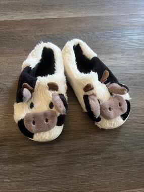 (6) Cozy Cow Plush Kids One-Piece Slippers - Black & White 38/39